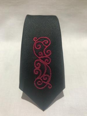 2 cravate broderie rouge volutes