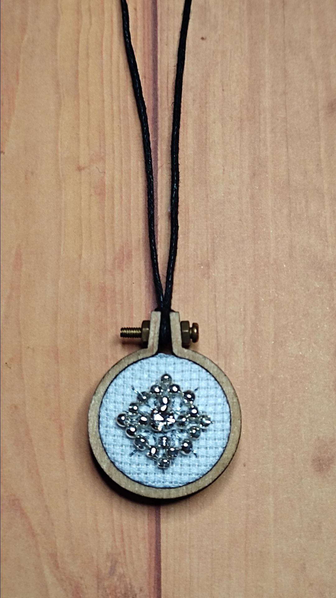 4 pendentif birillant argente fond blanc