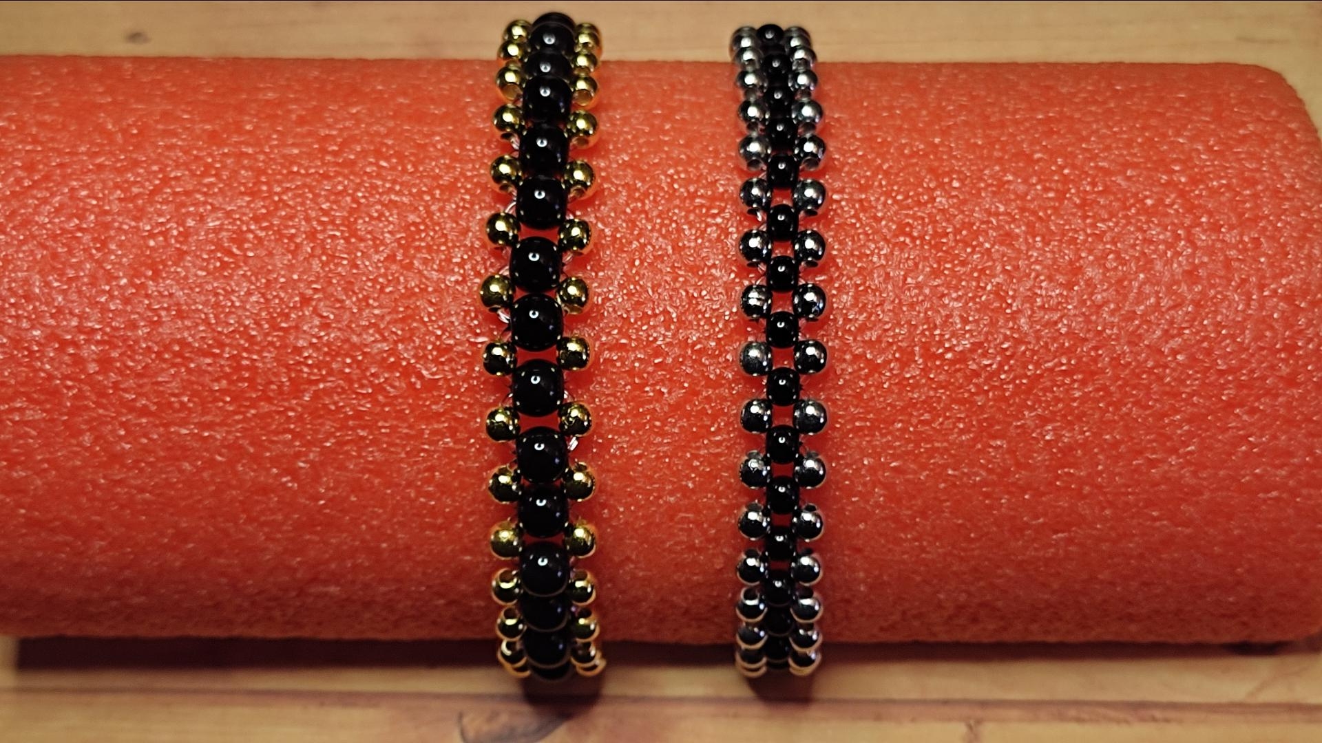 Bracelets perles noires dorees et argentes