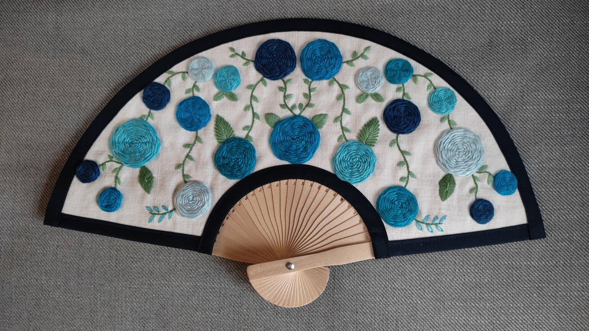 Eventail fleurs bleues