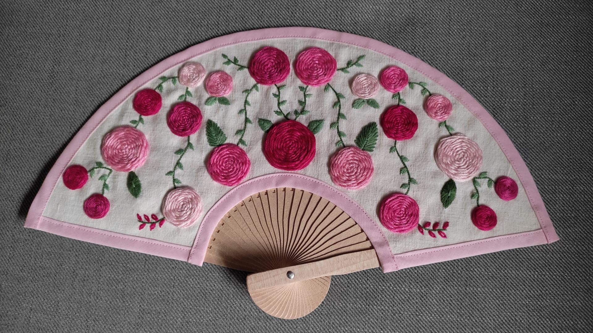 Eventail fleurs roses