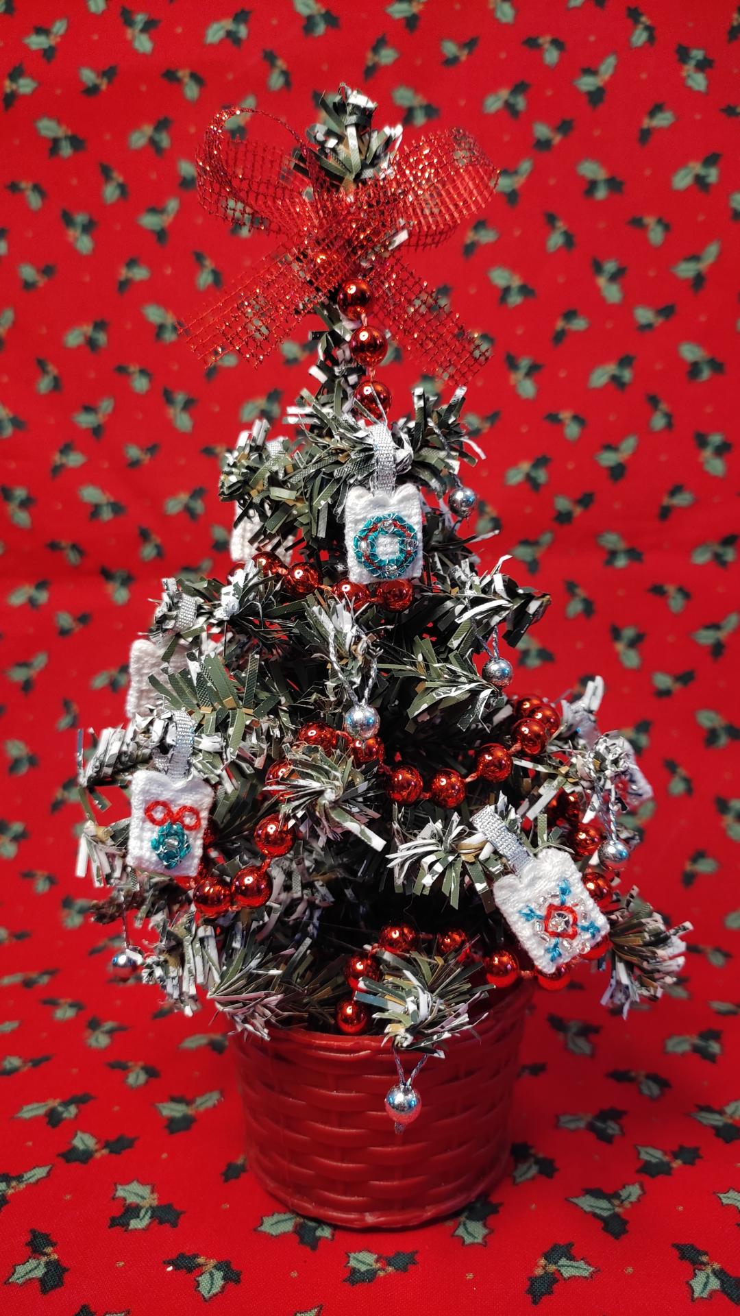 Mini sapin rouge et argente 1