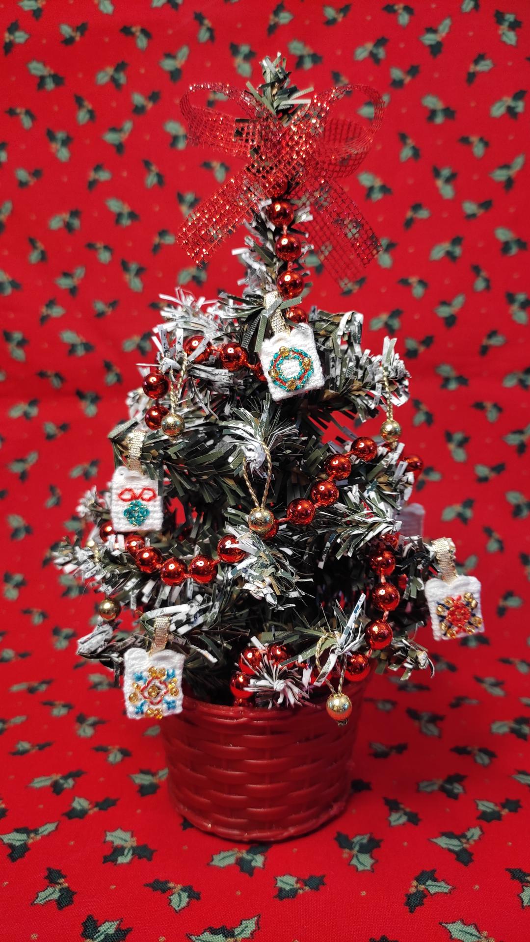 Mini sapin rouge et dore 1