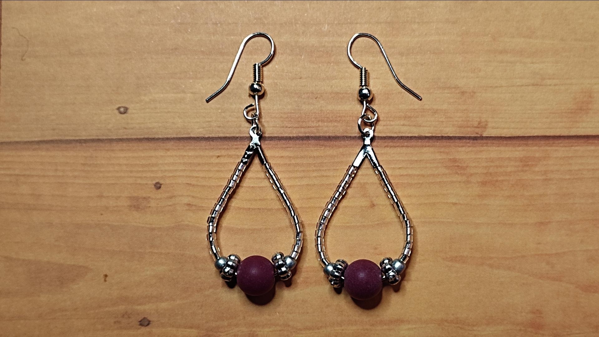 Petites gouttes bordeaux et argentees