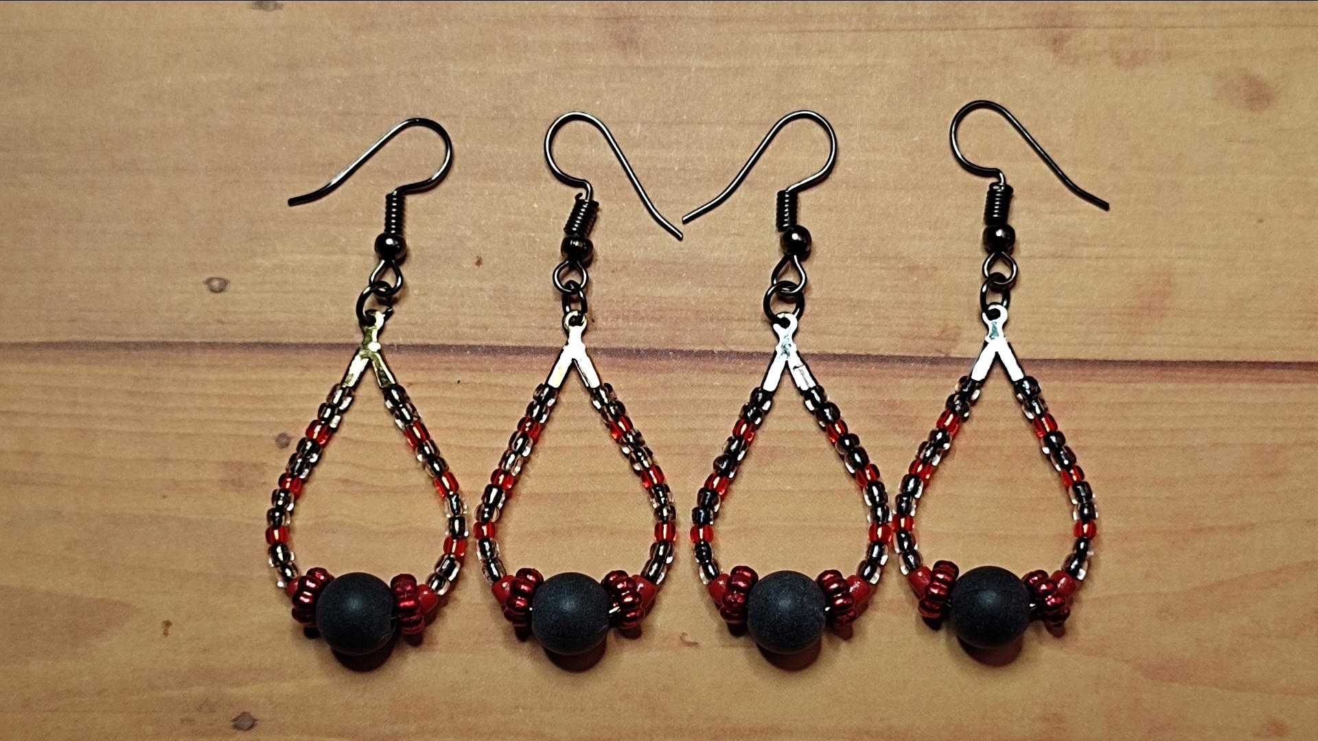 Petites gouttes rouges et grises