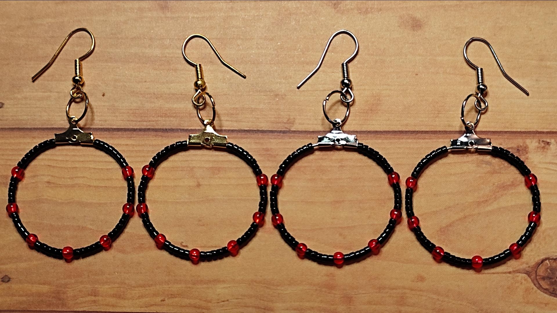 Petits anneaux noirs et rouges